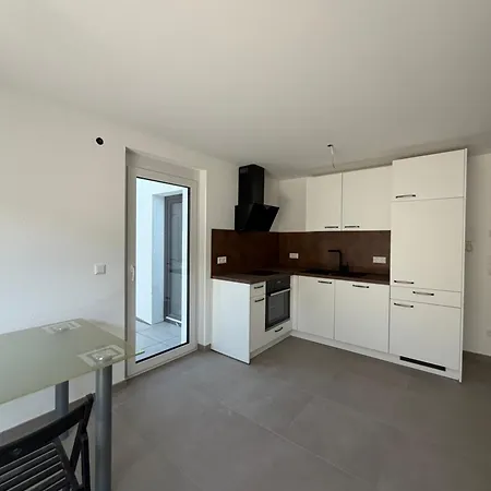 Moderne 2-zimmer-wohnung Mit Grosser Terrasse Und Eigenem Stellplatz Appartamento Schafhausen