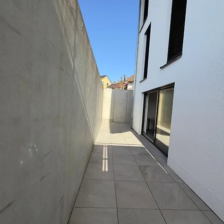 Moderne 2-zimmer-wohnung Mit Grosser Terrasse Und Eigenem Stellplatz *